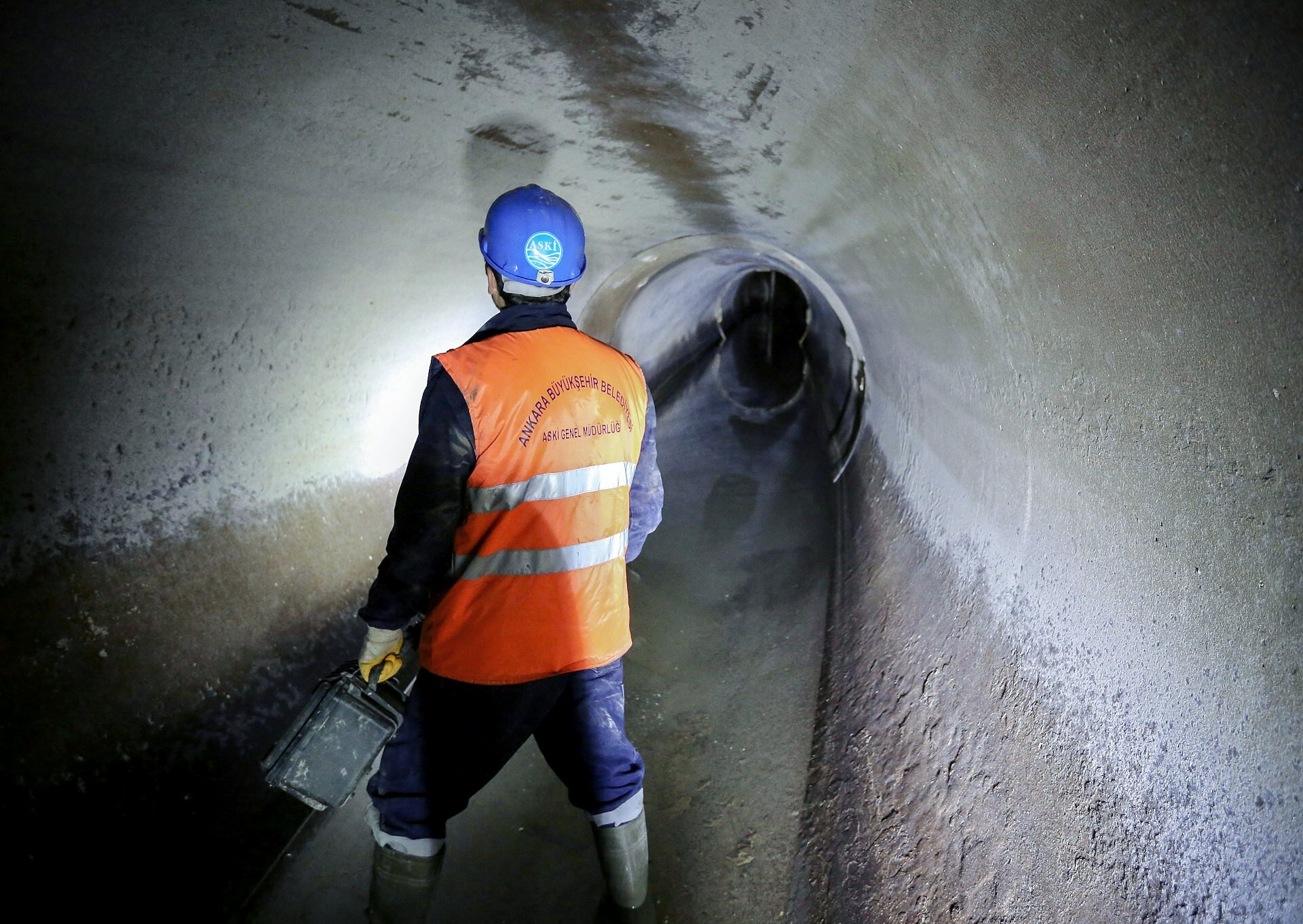 Tekniker på jourutryckning i avloppstunnel